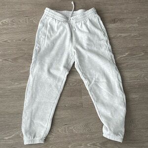 Aritzia TNA Boyfriend sweatfleece joggers heather cloud white M